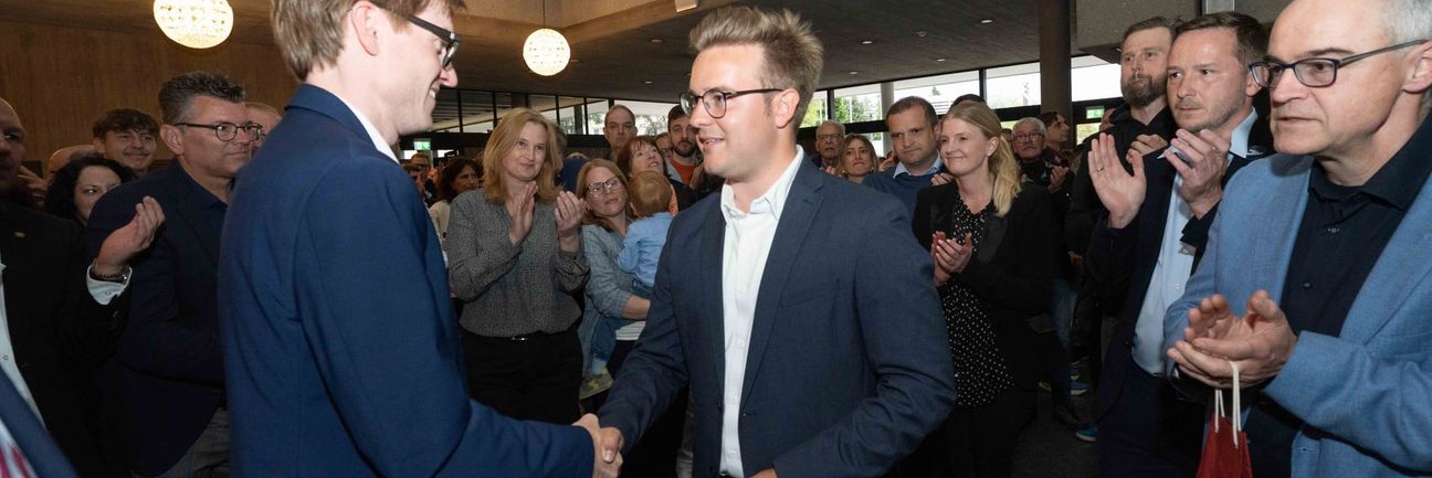 Max Reinhardt gratuliert Markus Kleemann.