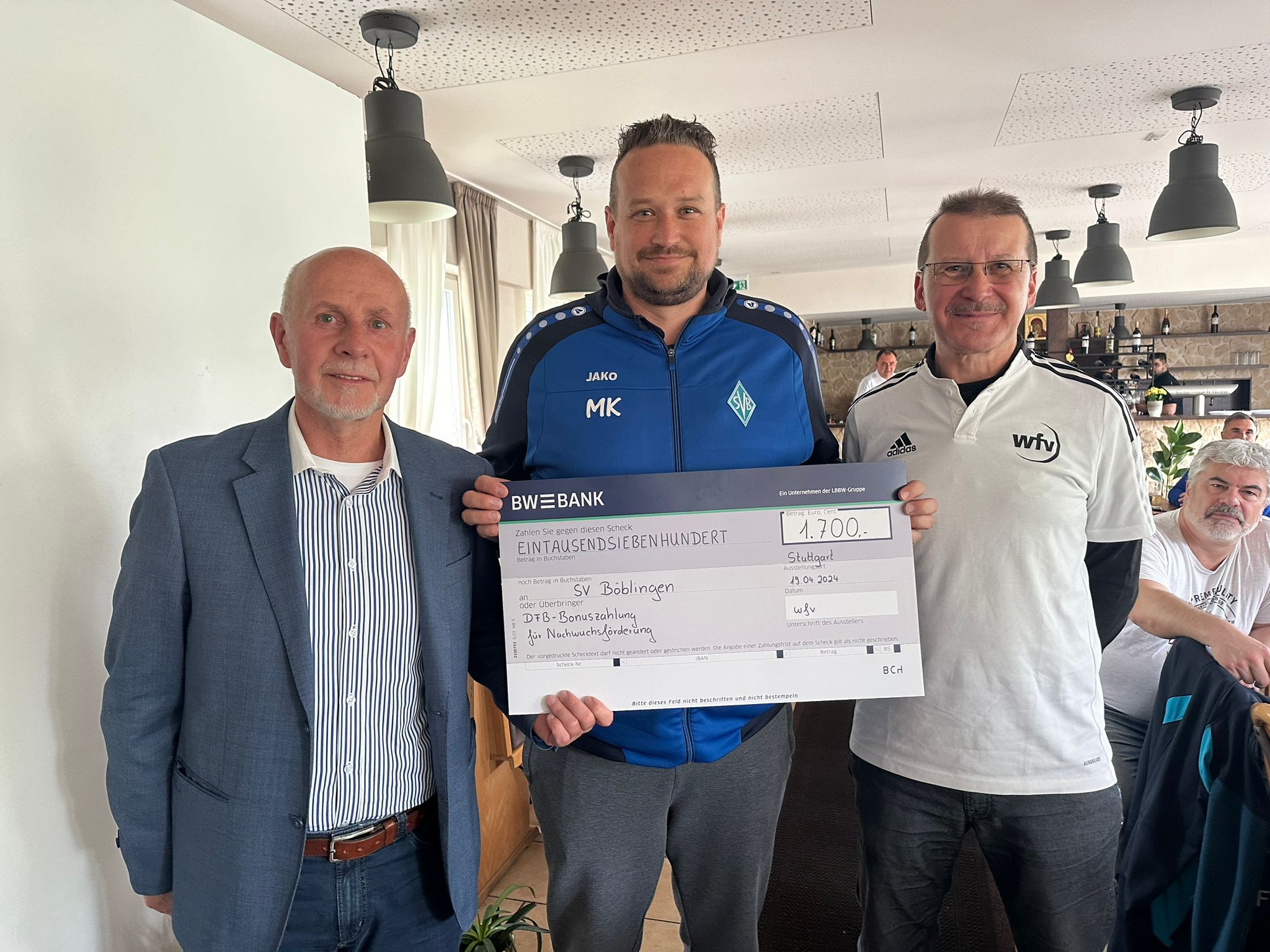Der Scheck wurde vom stellertretenden Verbandsjugendleiter Helmut Ebermann (links) und Bezirksjugendleiter Siggi Lux (rechts) an Michael Korac übergeben. Bild: z
