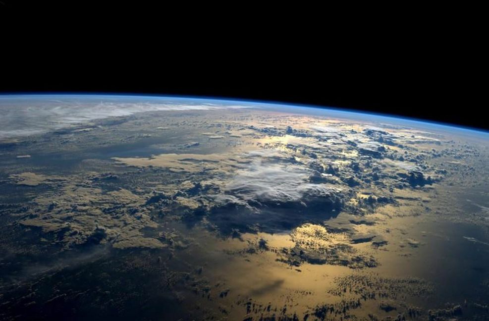 Auf der Erde (hier ein Blick von der ISS) sind Rohstoffe ungleich verteilt.