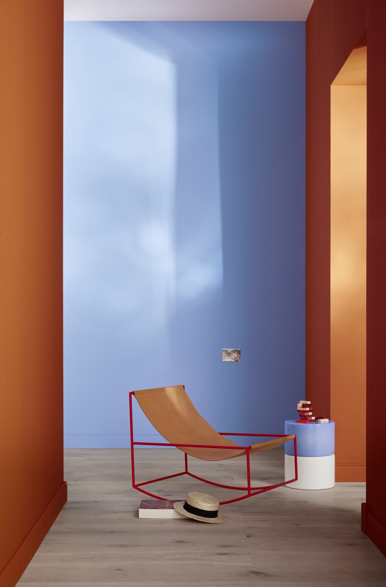 Auch bei Farben tut sich etwas. Der Architekt Le Corbusier hat  eine Farbpalette entworfen, Les Couleurs Suisse AG ist die weltweit exklusive Lizenzgeberin der originalen Le Corbusier Farben.  Hersteller wie Caparol verpflichten heute  Designer wie Sebastian Herkner. Hier mit „Capri“ ein Beispiele seiner elf Farben der Farbkollektion – „Treasures by Sebastian Herkner“.