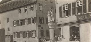Heute steht hier das Domo: Das Wohn- und Stallgebäude der Familie Ullmann in der Oberen Vorstadt 1, davor der Marktbrunnen mit den Sindelfinger Schwätzweibern. Das Bild stammt aus dem Jahr 1928.