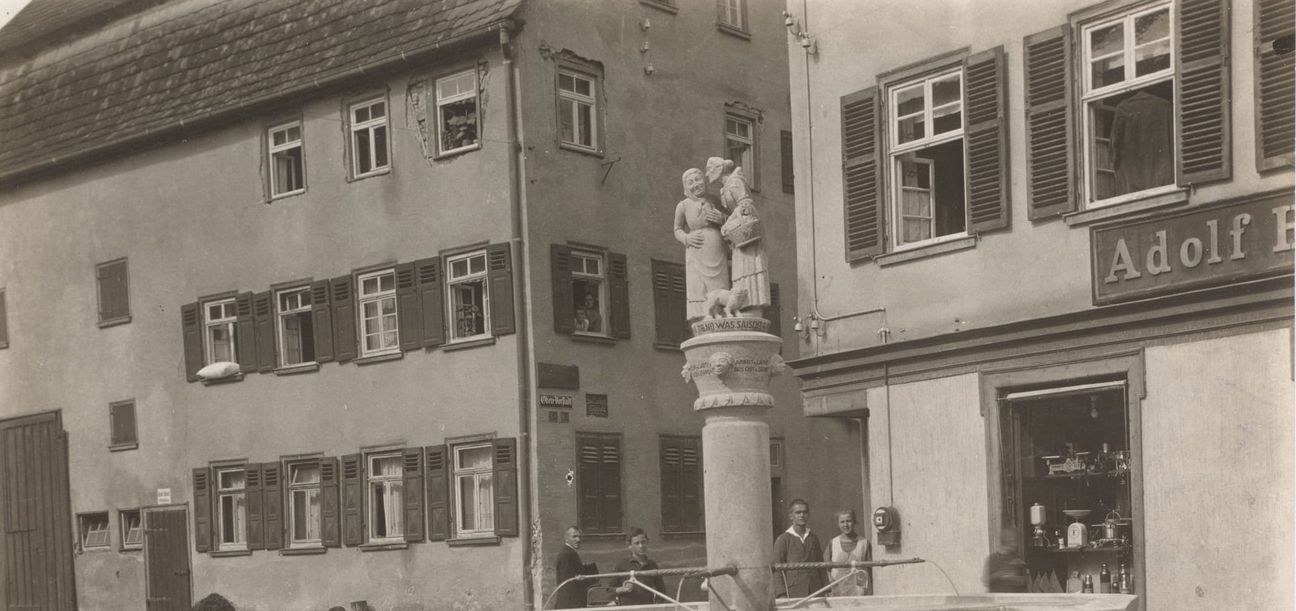 Heute steht hier das Domo: Das Wohn- und Stallgebäude der Familie Ullmann in der Oberen Vorstadt 1, davor der Marktbrunnen mit den Sindelfinger Schwätzweibern. Das Bild stammt aus dem Jahr 1928.