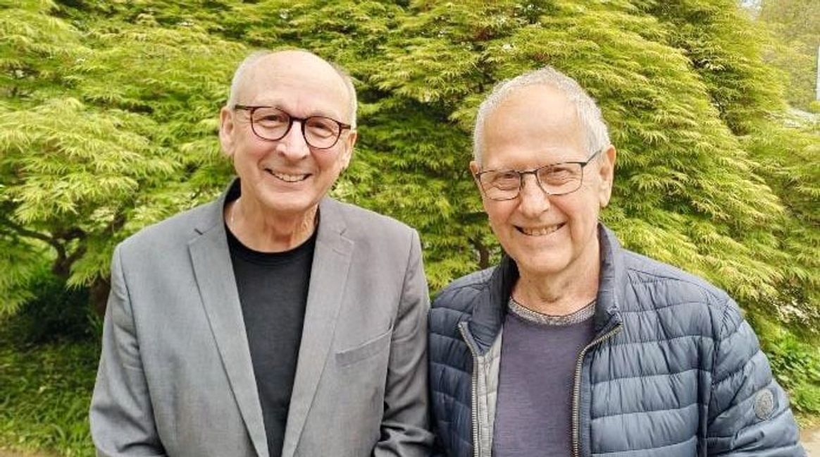 Horst Zecha (links) arbeitet die Sindelfinger Stadtgeschichte im 20. Jahrhundert auf. Er hat 1977 Abitur am Goldberg-Gymnasium gemacht. Sein Geschichtslehrer war Michael Kuckenburg.