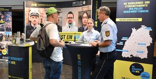 Die Polizei sei auch für ältere Bewerber interessant, die nicht Polizisten werden wollen, sondern eine andere Aufgabe bei der Polizei übernehmen wollen, sagt Einstellungsberater Jürgen Hach (rechts).