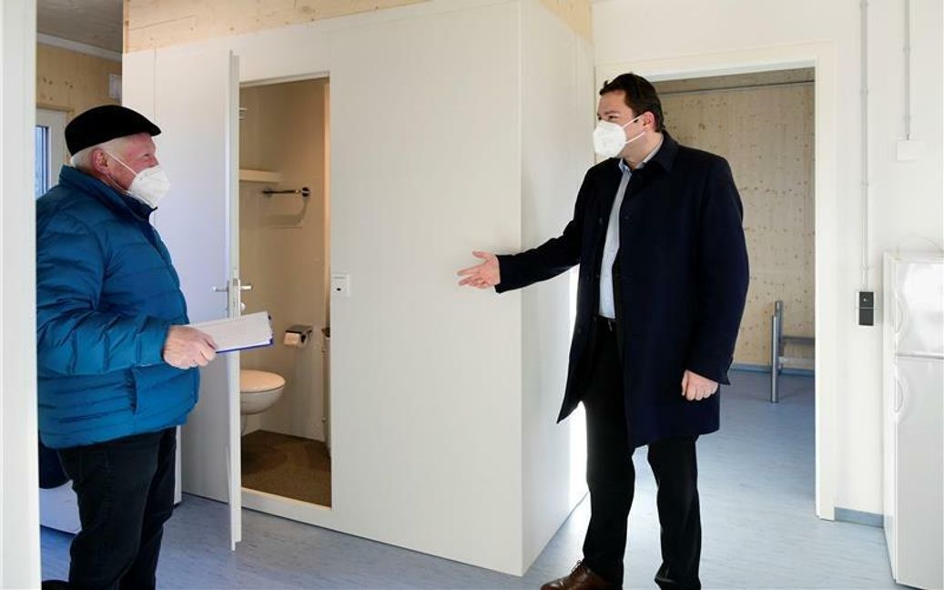 Thomas Riesch (rechts) und Rolf Gutekunst präsentieren eine Wohnung mit dem 2,25 Quadratmeter großen Bad. Bild: Holom