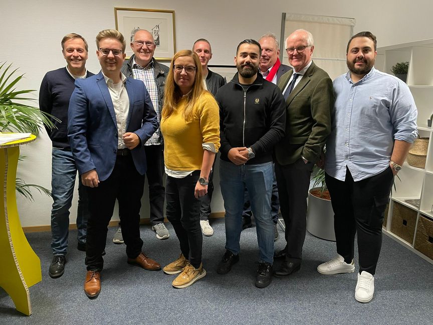 Auf unserem Foto: Der Sindelfinger FDP-Vorstand (von links): Michael Reinert, Maximilian Reinhardt, Albrecht Braun, Kornelia Cziomer, Lucas Braun, Marcel Obert, Andreas Knapp, Andreas Beyer und Ilhan Salik.   Bild: z
