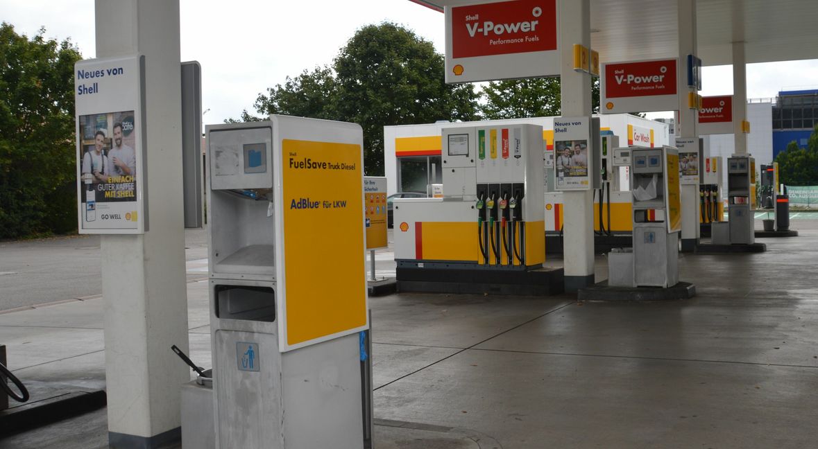 Wo sich in den vergangenen Tagen Autos vor den Zapfsäulen stauten, ist außer dem Tankstellenmitarbeitern kaum eine Menschenseele unterwegs. Bild: Greck