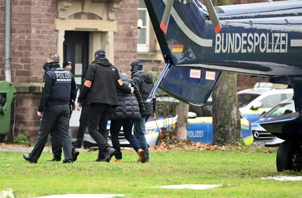 Eine verdächtige Person wird der Bundesanwaltschaft vorgeführt. 




Foto: dpa
Uli Deck