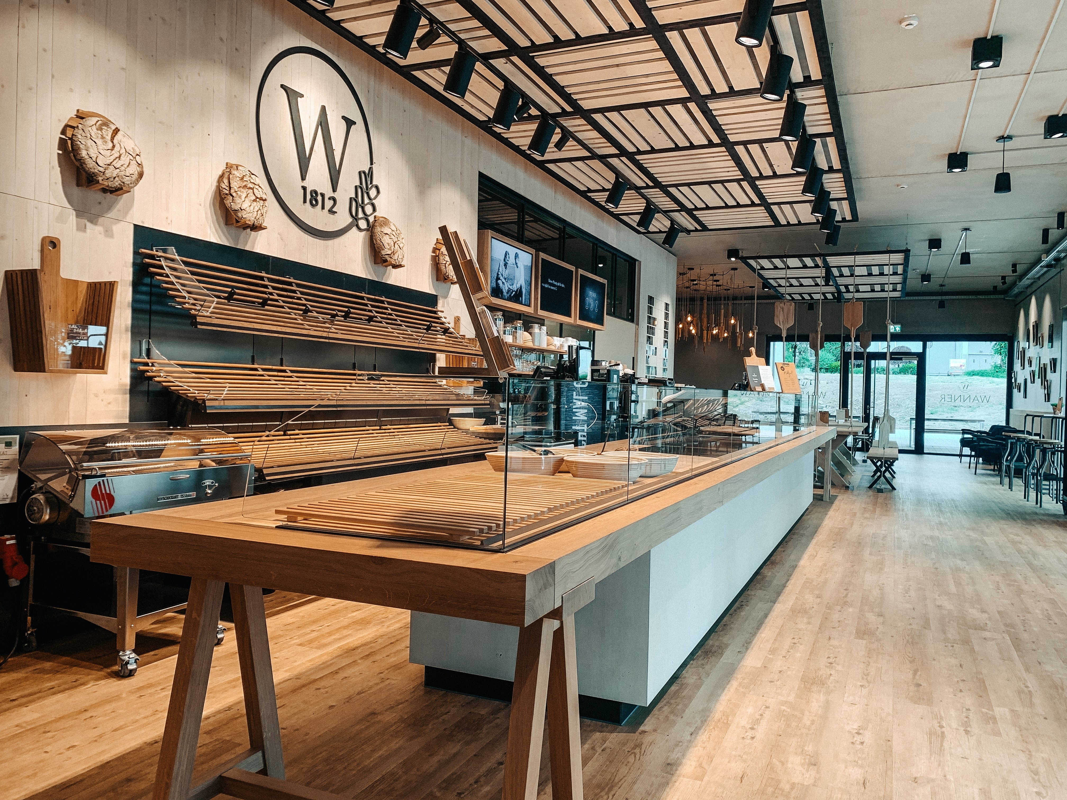 Blick ins neue Café, das die  neue Genusswerkstatt  der Bäckerei Wanner ziert. Bild: z