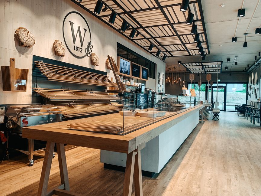 Blick ins neue Café, das die  neue Genusswerkstatt  der Bäckerei Wanner ziert. Bild: z