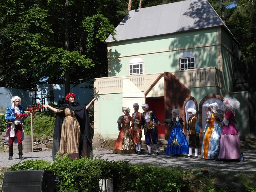 Die Fee (Loni Früh, Zweite von links) ist die moralische Instanz
von "Die Schöne und das Biest" und mit dem herzlosen Verhalten von Prinz
Andras (links) nicht zufrieden, was diesem teuer zu stehen kommt: Er
wird in "Das Biest" verwandelt. Bild: Staber