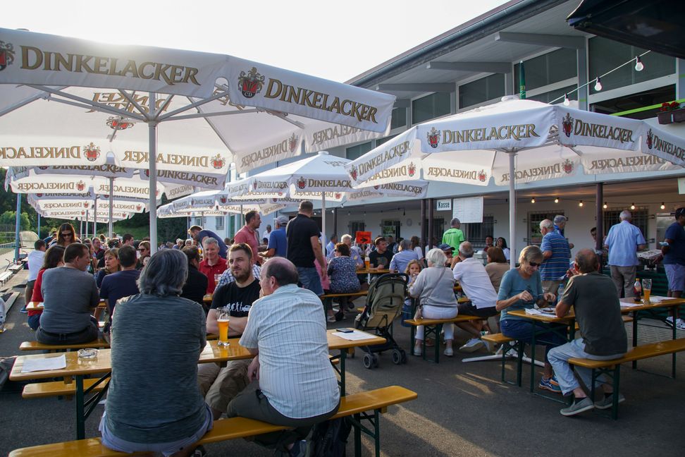 Den Biergarten am Allmendstadion, der übers Wochenende so plötzlich auftauchte wie ein Pilz im Regen, nahmen die Maichinger gerne in Anspruch.    Bild: Dettemeyer