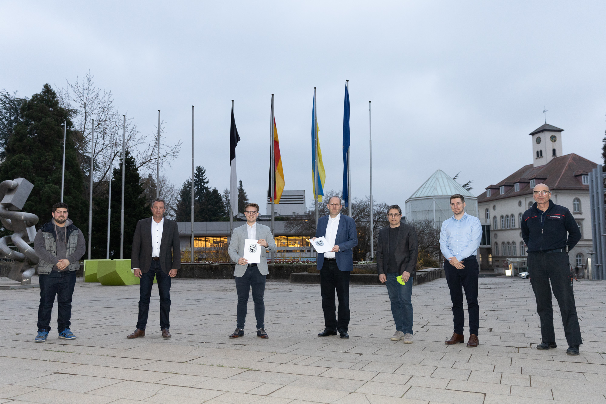 Auf unserem Foto (von links): Umut Celik (Helfen statt Hamstern), Roland Narr (operativer Stabsleiter), Maximilian Reinhardt (Helfen statt Hamstern), Oberbürgermeister Dr. Bernd Vöhringer, Jens Musleh (Helfen statt Hamstern),                 Torben Bookholt (Abteilungsleiter Internationale Angelegenheiten) und Rainer Just (operativer Stabsleiter).  Bild: Stadt Sindelfingen