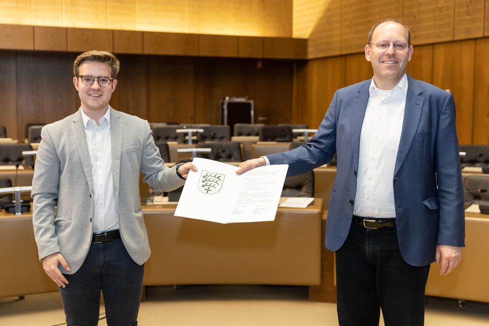 Oberbürgermeister Dr. Bernd Vöhringer und Maximilian Reinhardt von "Helfen statt Hamstern".   Bild: Stadt Sindelfingen