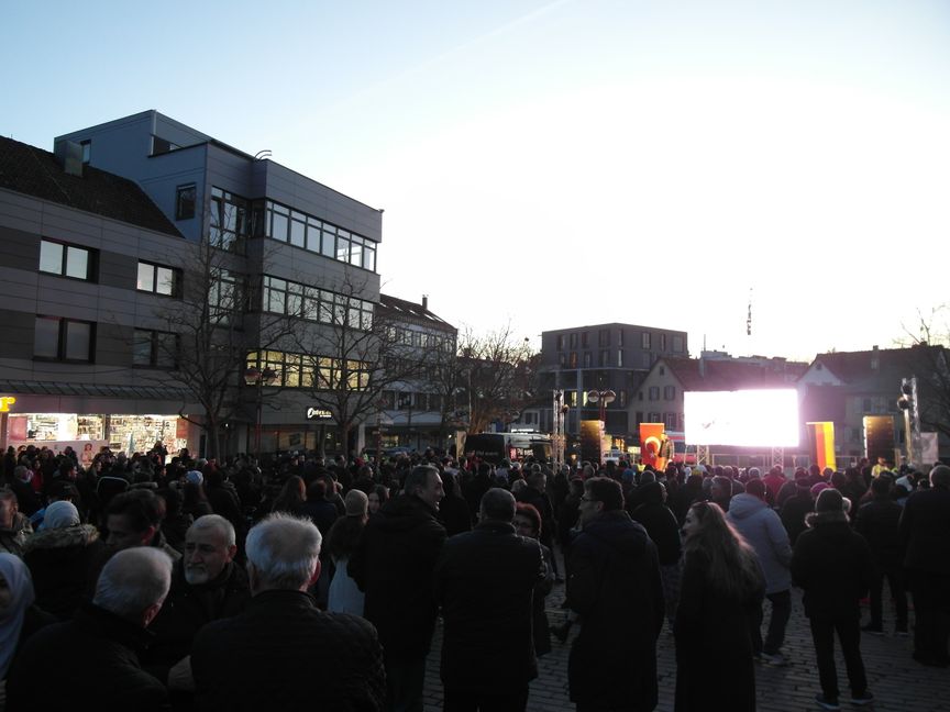 Gedenkveranstaltung für die Erdbebenopfer am Mittwochabend in Sindelfingen. Bild: Staber