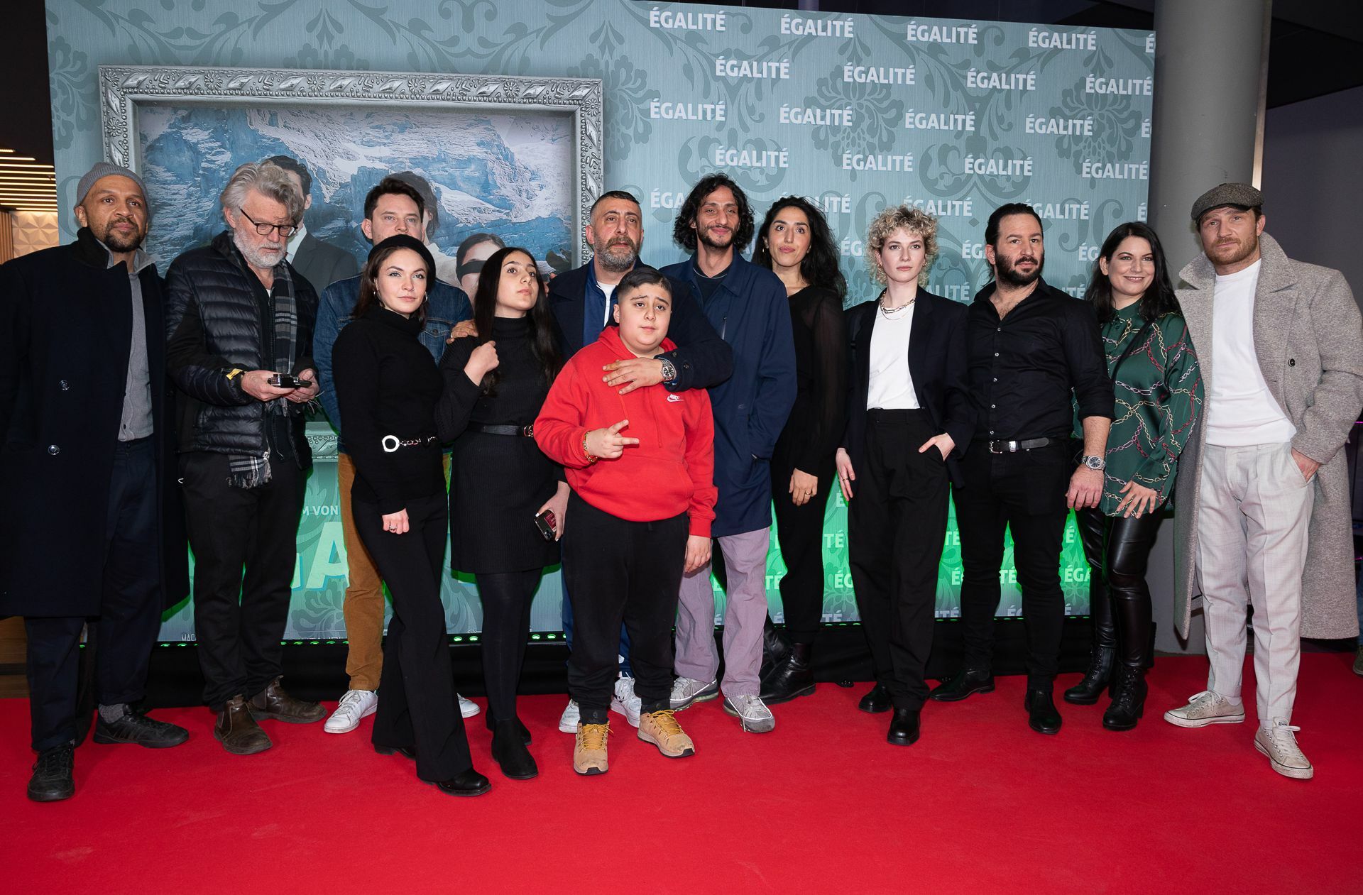 Bei der  Premiere von Egalité am 13.1. in Berlin:  Kida Ramadan (8. von rechts) mit seinen Kindern Dunya und Momo, Burka Yigit (7. von rechts), Susan Abdulmajid (6. von rechts), Tito und Belgin Uysal (3. und 2. von rechts), der Schauspielre Frederick Lau (ganz rechts)