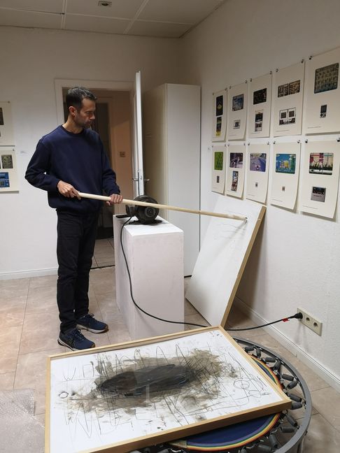 Jan Démoulin setzt erste „Schlusspunke“ in der Böblinger Galerie Schacher 2.