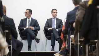 Die beiden Anwärter auf Kretschmanns Nachfolge: Cem Özdemir (Grüne, links) und Manuel Hagel (CDU).