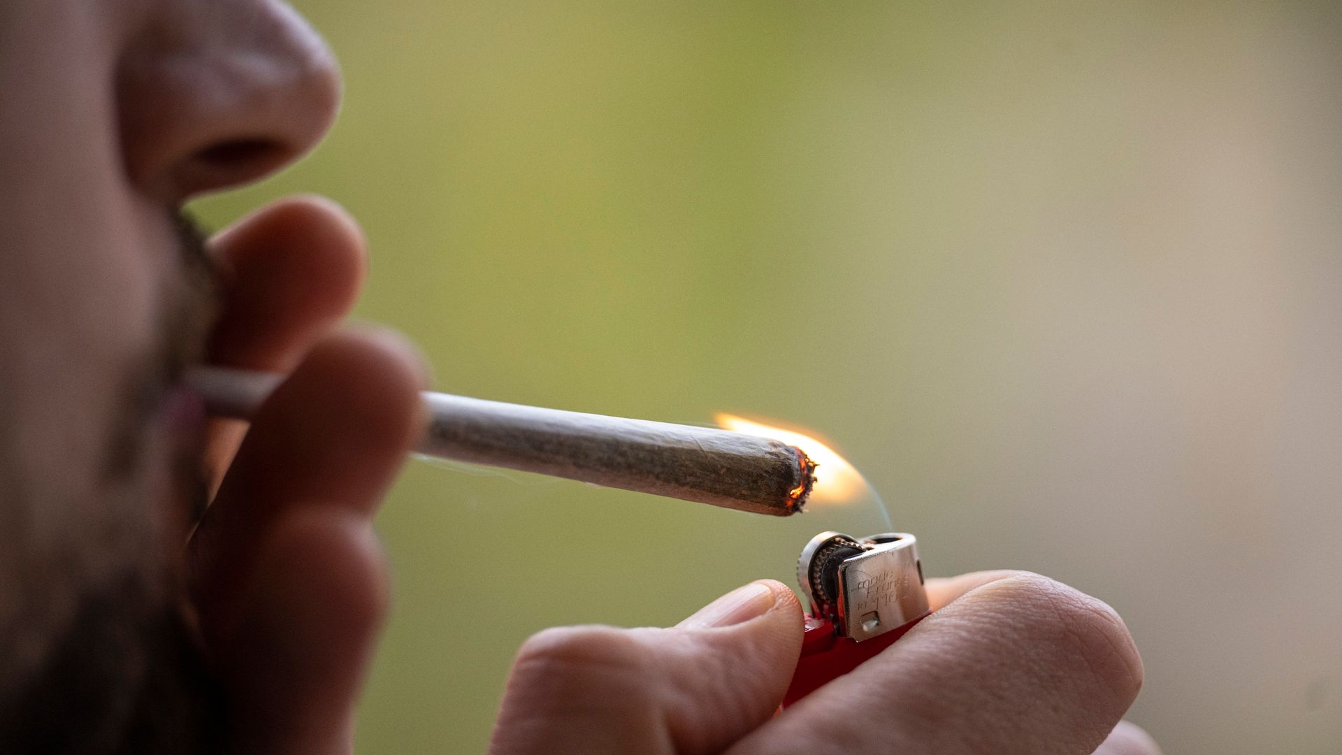 An Bahnhöfen ist der Cannabis-Konsum verboten.
