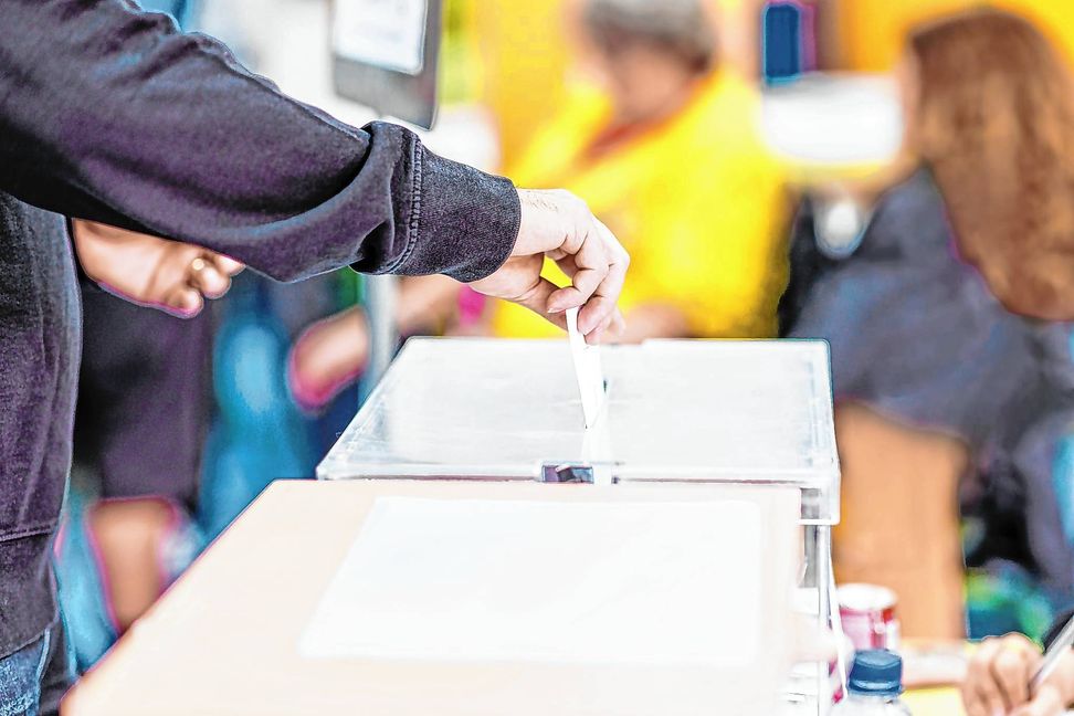 Zettelwirtschaft in den Wahllokalen.