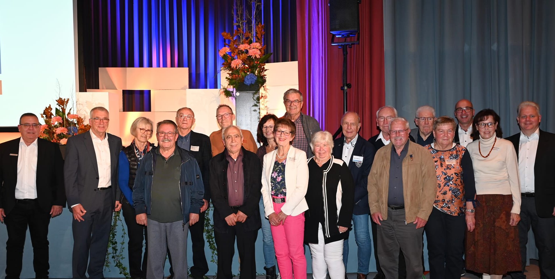 Das Ehrungsbild zeigt von links Marco Bigeschi (Vorstand), Bürgermeister Ekkehard Fauth (die Gemeinde ist seit 80 Jahren Mitglied), Marianne Eisenhardt, Francesco Amato, Richard Klein, Peter Dabbert, Salvatore Farinato, Karin Schamberger, Margarete Walz-Wochele, Linhard Bauer, Heidi Lange, Egon Kielbassa, Alfred Feike, Erich Binder, Peter Frey, Hannelore Deusch, Thomas Rott (Aufsichtsratsvorsitzender), Gertraud Sack, Markus Vogel (Vorstand).
