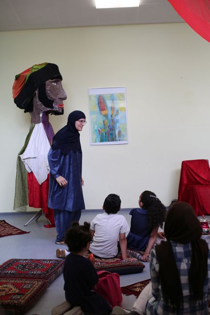 Beim arabischen Nachmittag im Eichholz trug Märchenerzählerin Soheila Hosseini im mit Sitzkissen ausgestatten Raum einige alte orientalische Märchen vor.   Bild: Cakir