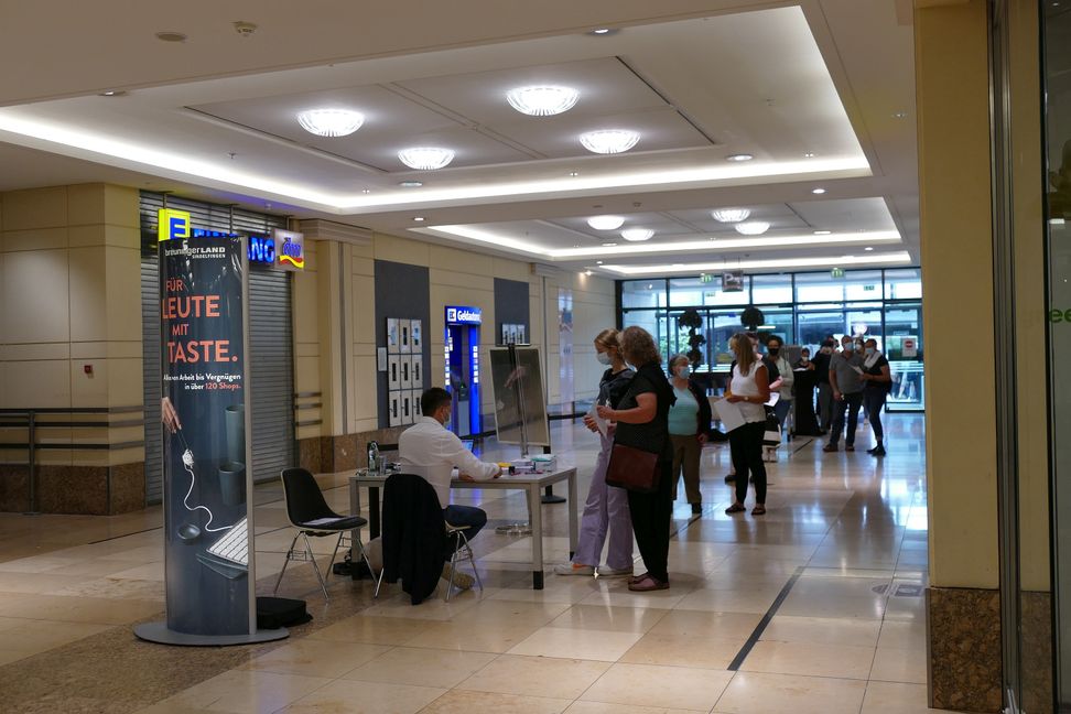 Ein ungewohnter Anblick: Wartende Impfwillige im Eingang des Breuningerland Sindelfingen. Bild: Lück