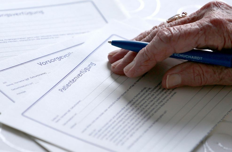Die Patientenverfügung ist nur eines der Dinge, die man machen sollte.
Foto: picture alliance/dpa/Kar..