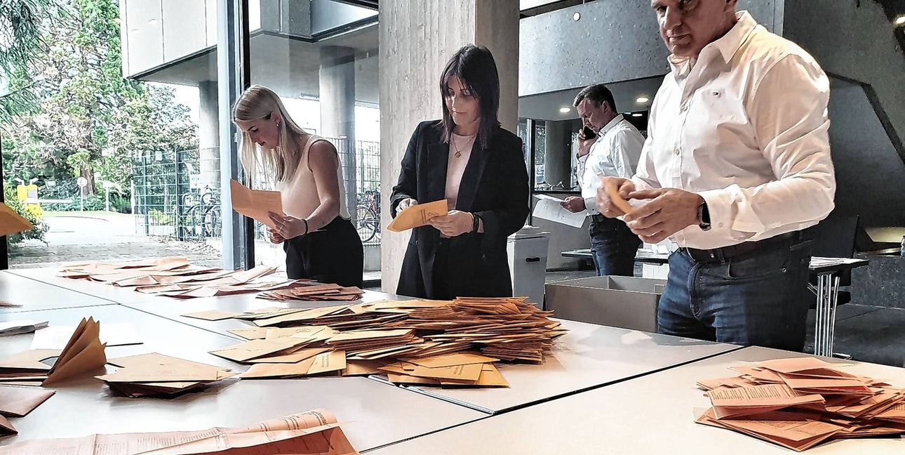 Wahlhelfer beim Auszählen der Stimmen im Sindelfinger Rathaus.