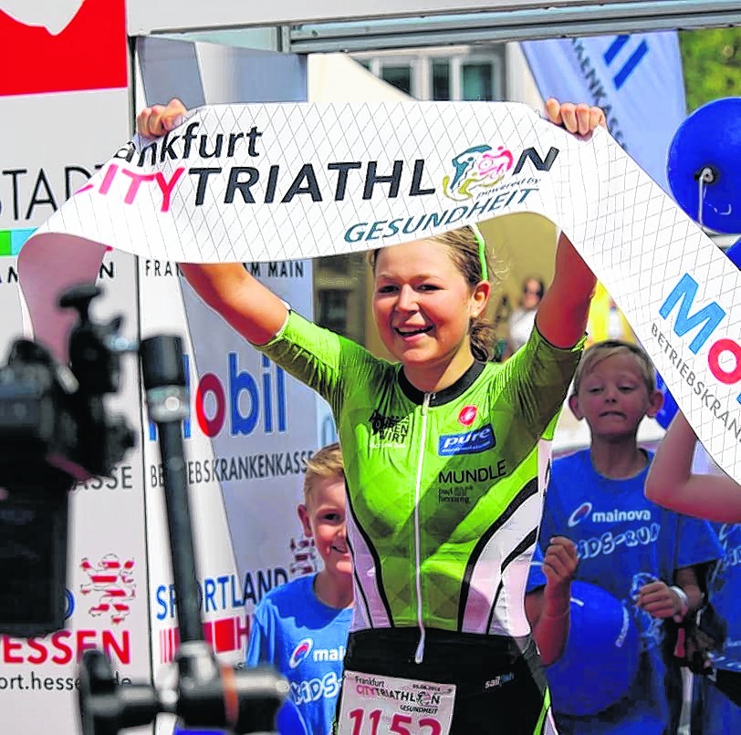 So sehen Triathlon- Siegerinnen aus: die Darmsheimerin Luisa Moroff nach der Zielankunft in Frankfurt.  Bild: z