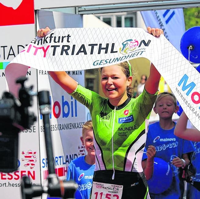 So sehen Triathlon- Siegerinnen aus: die Darmsheimerin Luisa Moroff nach der Zielankunft in Frankfurt.  Bild: z