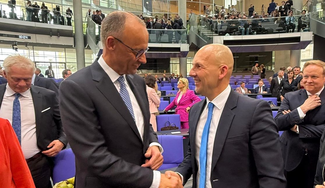 Marc BIadacz (rechts) gratuliert Friedrich Merz nach der Wahl zum Bundeskanzler.