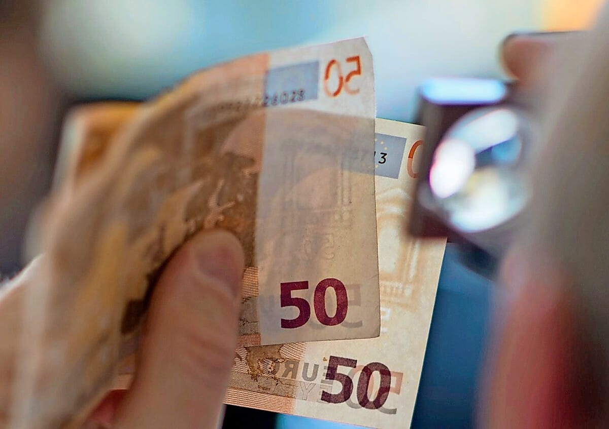 Echt – oder eine Fälschung aus Neapel? Das Landeskriminalamt hat einen schwunghaften Handel mit gefälschten Euronoten aufgedeckt. Dabei soll die italienische Mafia ihre Finger im Spiel haben.