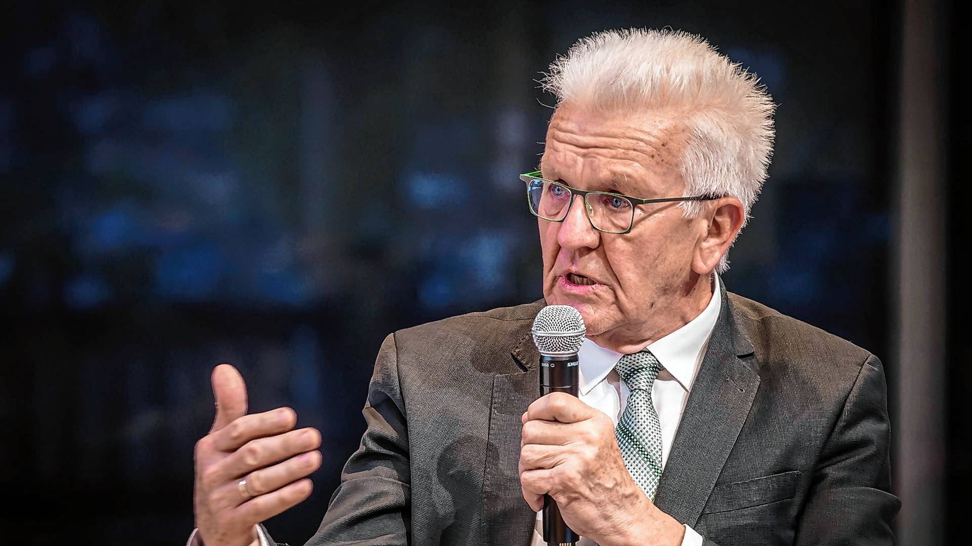 Winfried Kretschmann (Grüne) stellt die Strafmündigkeit mit 14 Jahren in Frage. (Archivbild)