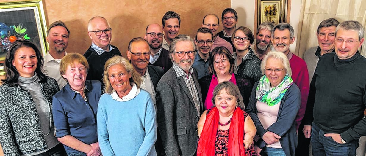 Spitzenkandidat Helmut Kurtz (vorne in der Mitte) im Kreis seiner FDP-Mitstreiter. Bild: z