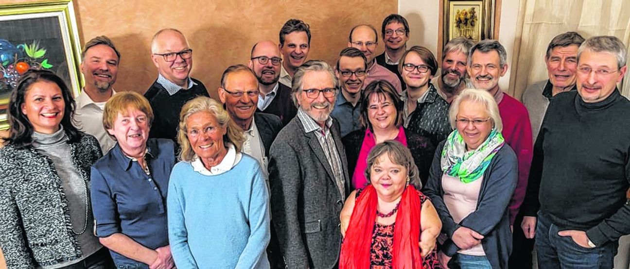 Spitzenkandidat Helmut Kurtz (vorne in der Mitte) im Kreis seiner FDP-Mitstreiter. Bild: z