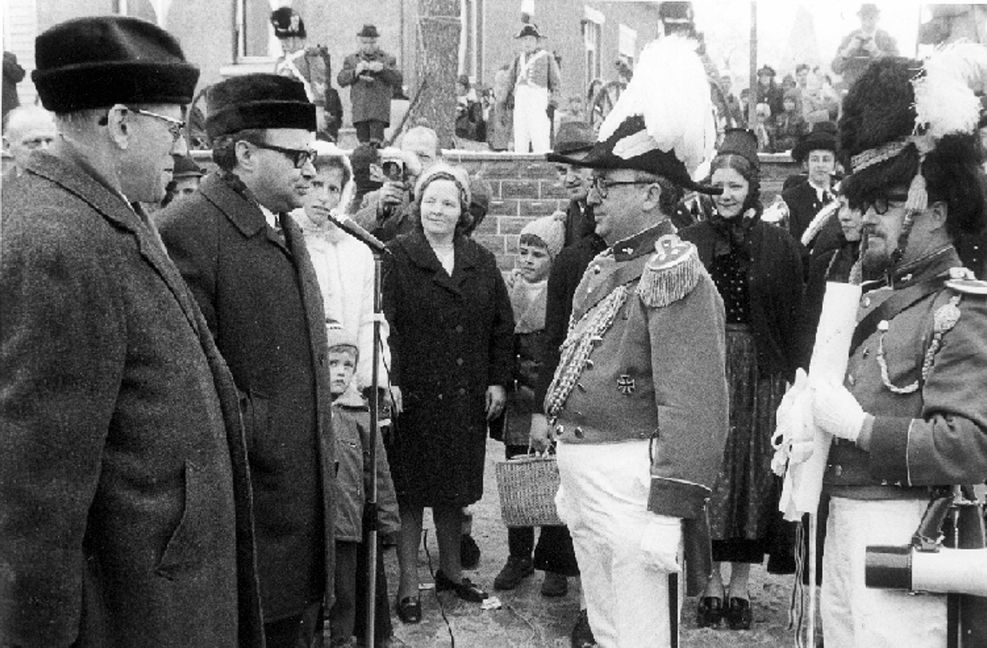Der hoffnungsfrohe Beginn der neuen Stadt: Die Oberbürgermeister von Villingen, Severin Kern, und Schwenningen, Gerhard Gebauer (von links) feiern den Zusammenschluss am Hölzlekönig.