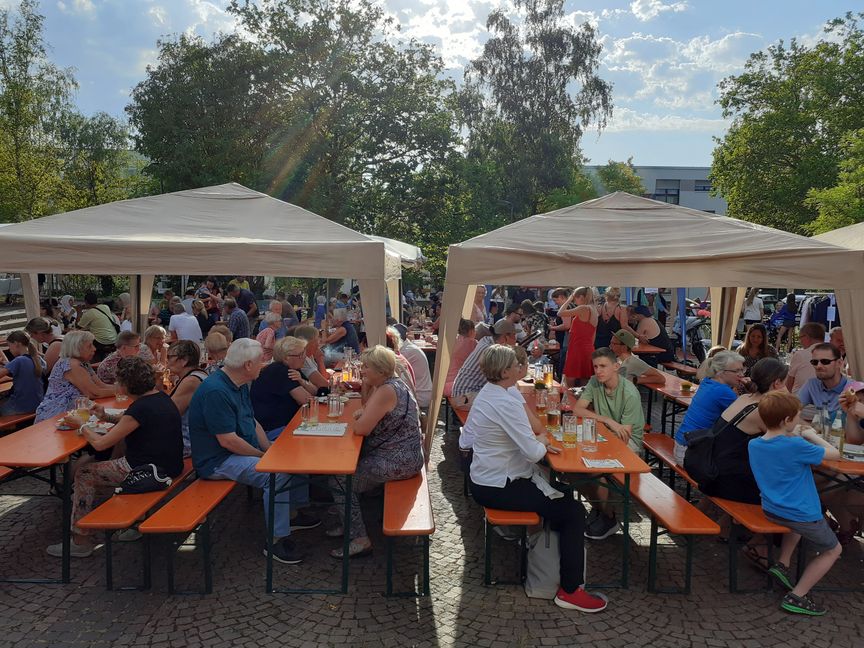 Beim Fest in der Viehweide gab es auch die Möglichkeit zum Gespräch. Bild: z