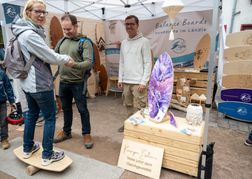Meike und Tobias Volz testen das „Balance-Board“ bei Marktneuling Stefan Weigelt.