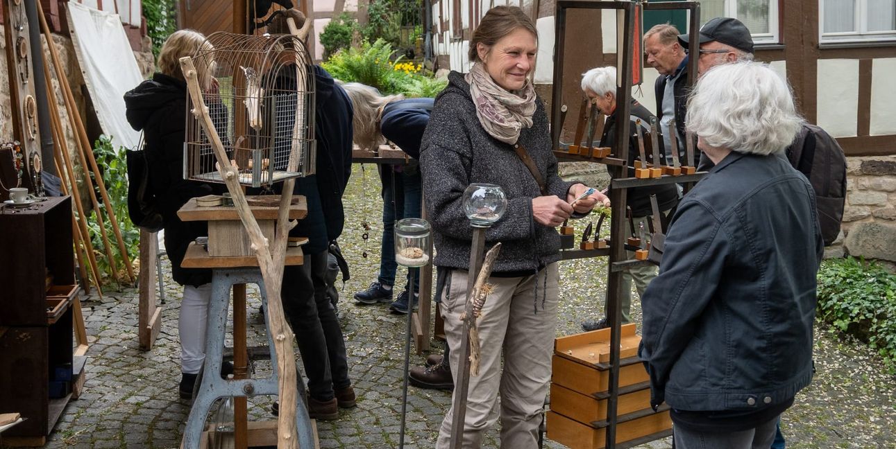 Nicola Schellhammer ist mit ihrem Schmuck das erste Mal auf dem Markt.