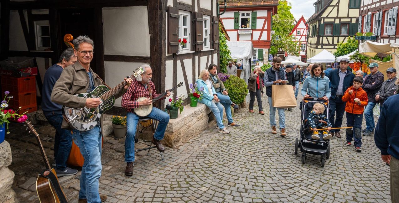 Die Band „Backporch“ unterhält die Besucher auf dem Handwerkermarkt.