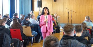 Landtagspräsidentin Muhterem Aras in der Aula des Kaufmännischen Schulzentrums.