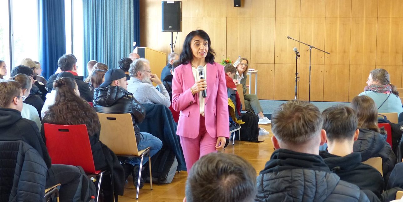 Landtagspräsidentin Muhterem Aras in der Aula des Kaufmännischen Schulzentrums.