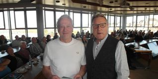 Volker Jürgens (ausgezeichnet von der SZ/BZ für den Text „Paul und Paula“) und der Organisator des Schreibwettbewerbs Peter Renelt (von links).