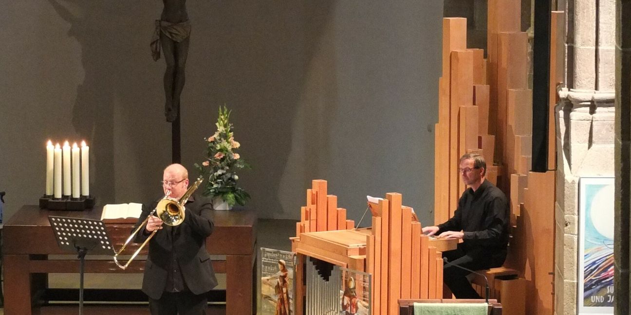 Posaunist Timo Kächele und Eckhart Böhm an der Orgel in der Sindelfinger Martinskirche. Bild: z