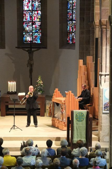 Posaunist Timo Kächele und Eckhart Böhm an der Orgel in der Sindelfinger Martinskirche. Bild: z