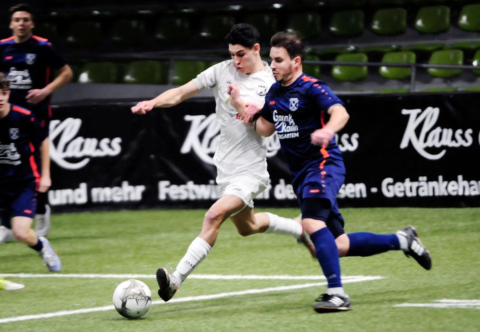 Im Derby zwischen dem TV Darmsheim und dem TSV Dagersheim geht es gleich zur Sache. Hier beharken sich  Simon Lindner (TVD) und  Angelos Zervas (links). Bild: photostampe