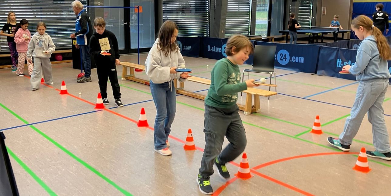 Das Balancieren mit Ball und Schläger ist gar nicht so einfach. 	Bild: Holzapfel