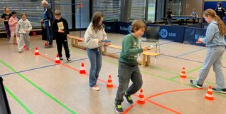 Das Balancieren mit Ball und Schläger ist gar nicht so einfach. Bild: Holzapfel