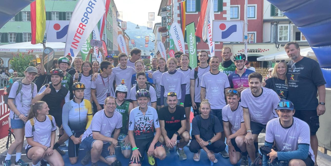 Das Gärtinger Seitenstecher-Team iim Zielbereich in Lienz mit Teammanager Martin Kalmbach (vordere Reihe Dritter von links). Bild: z